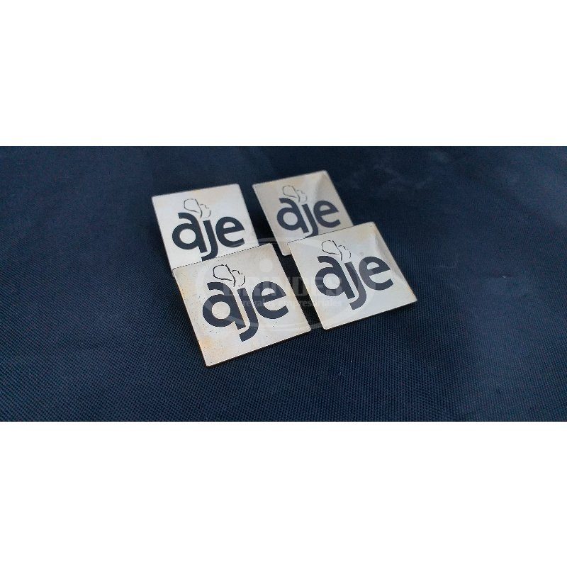 Pin Metal Cuadrado con Grabado Láser